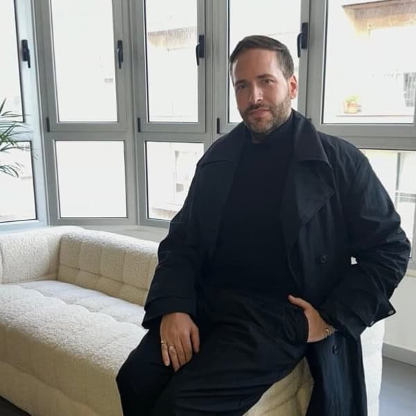 Miguel Llopis en su atelier en Valencia